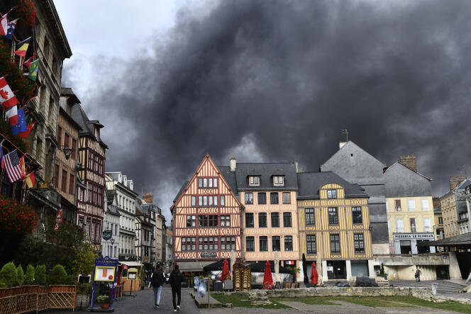 Une fumée noire et épaisse assombrit le centre historique de Rouen, après l’incendie qui s’est déclaré dans une usine chimique, le 26 septembre.