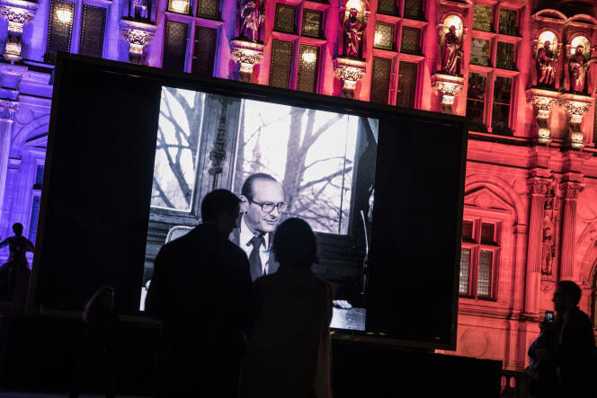 Un écran géant projette des photographies de Jacques Chirac, sur le parvis de l’Hôtel de ville, à Paris, le 26 septembre.