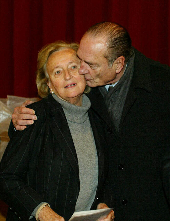 Jacques Chirac embrasse sa femme après qu’elle a remporté la victoire au premier tour des élections régionales, en Corrèze, le 21 mars 2004.