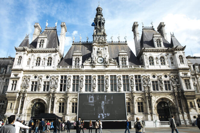 Une photo de Jacques Chirac est projetée sur un écran géant, sur le parvis de l’Hôtel de ville, à Paris, le 27 septembre.