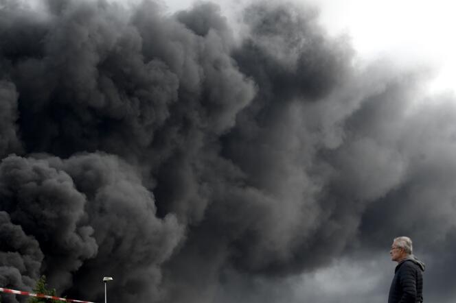 Un habitant du Petit-Quevilly, le 26 septembre face au panche de fumée provoqué par l’incendie de l’usine Lubrizol.