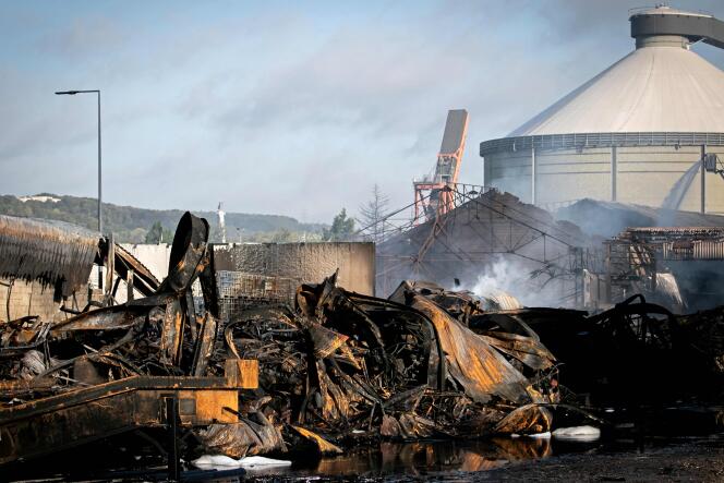 L’usine de Lubrizol réduite en cendres, à Rouen, le 27 septembre.