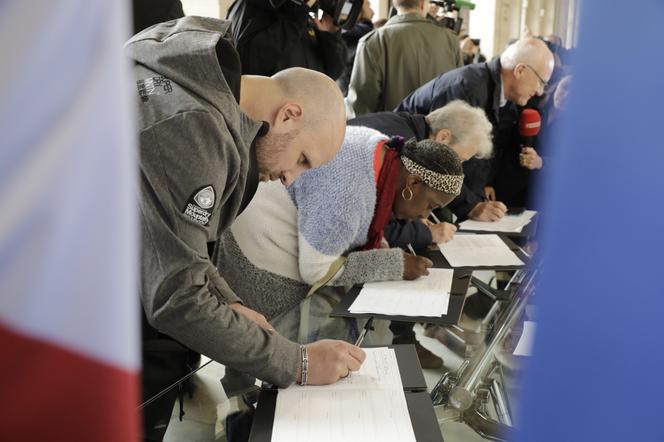 Un mois après la mort de Jacques Chirac, sa tombe n'attire pas les foules