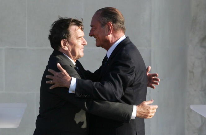 Gerhard Schröder et Jacques Chirac, lors du 60e anniversaire du Débarquement en Normandie, au Mémorial de Caen, le 6 juin 2004.