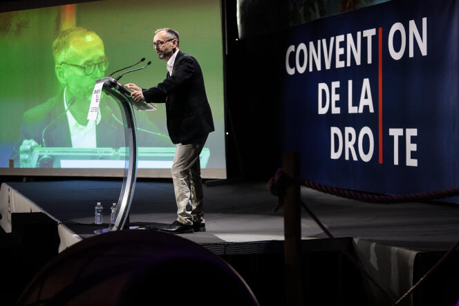 Robert Menard prononce un discours lors de la convention de la droite, à Paris, le 28 septembre.