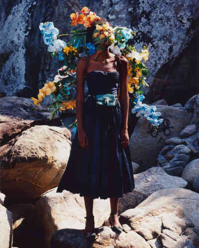 Sac Triomphe en serpent d’eau, Celine par Hedi Slimane. Escarpins Dior Gang en tissu avec broche en ruthénium et robe en taffetas, Dior.