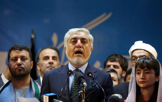 Le candidat Abdullah Abdullah proclame sa victoire à l’élection présidentielle afghane lors d’une conférence de presse, lundi 30 septembre à Kaboul.