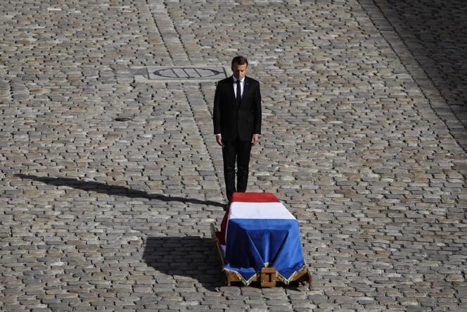 Lors des obsèques de l’ex-président de la République Jacques Chirac. Avant le service solennel en présence de personnalités à l'église Saint-Sulpice, Emmanuel Macron a rendu les honneurs funèbres militaires à Jacques Chirac dans la cour des Invalides, le 30 septembre.