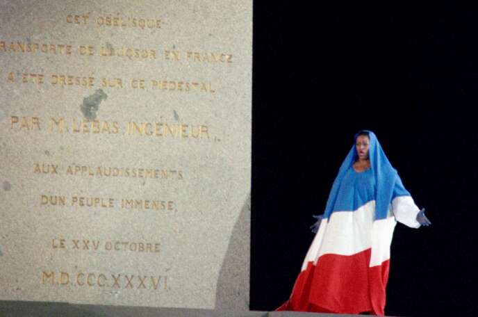 Jessye Norman, drapée en tricolore au pied de l’obélisque de la place de la Concorde, chantant « La Marseillaise », le 14 juillet 1989, à Paris.
