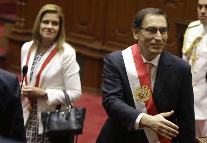 23 mars 2018, avec la vice-présidente Mercedes Araoz, à gauche, le président du Pérou, Martin Vizcarra.