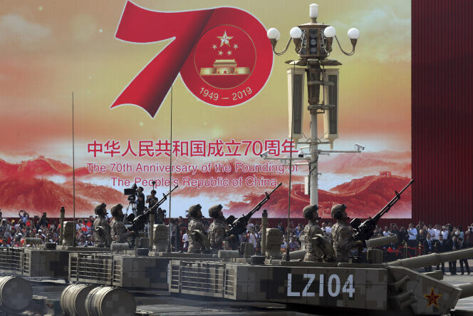 Des centaines de chars ont défilé sur la place Tiananmen, à Pékin, le 1er otobre.