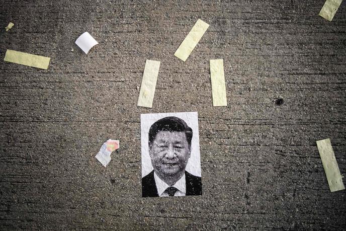 Un poster de Xi Jinping, après une manifesation à Hongkong, le 1er octobre.