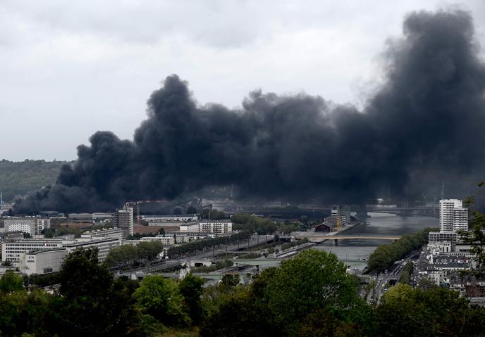 Incendie A Rouen La Regulation Des Risques Et Des Pollutions Protege Avant Tout L Industrie