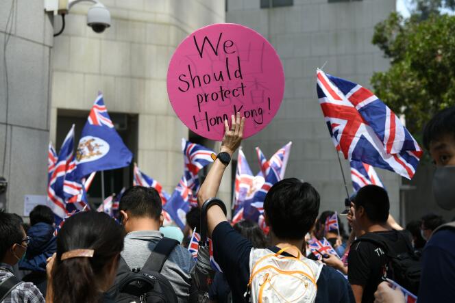 Un groupe de manifestants appelle la Grande-Bretagne à faire pression sur Pékin, à Hongkong, le 1er octobre.