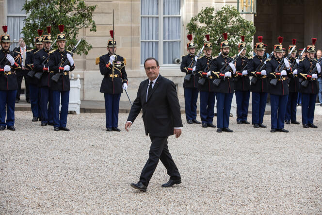 François Hollande arrive à l’Elysée, le 30 septembre.