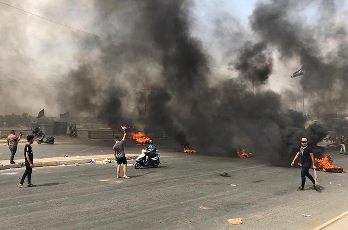 Des manifestants à Bagdad, mercredi 2 octobre. La veille, deux d’entre eux sont morts.