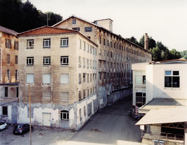 A gauche, le bâtiment historique de la filature Lanificio Fratelli Cerruti, fondée parle grand-père de Nino Cerruti en 1881, à droite,  le nouveau bâtiment.
