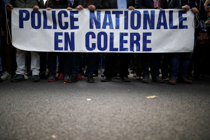 Lors de la « marche de la colère policière » à Paris, le 2 octobre.