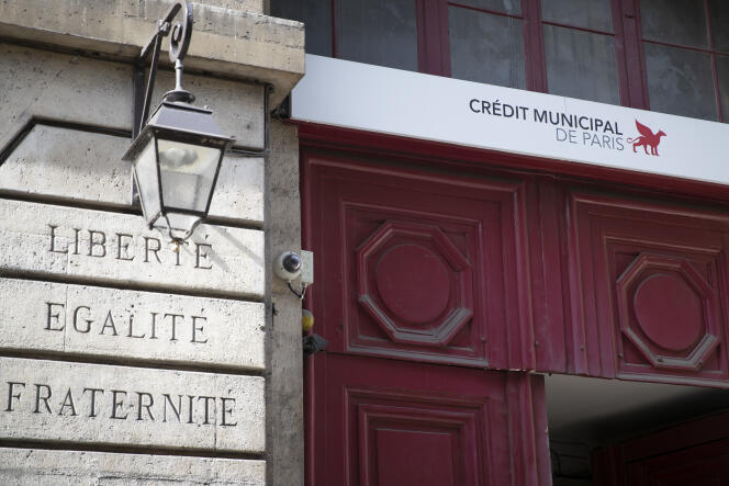 Devant le Crédit municpal de Paris, en avril.