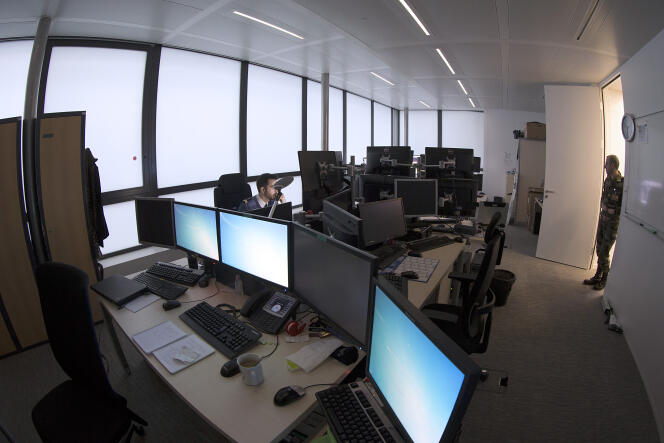 Au siège du Centre d’analyse de lutte informatique défensive (Calid), en janvier 2015 à Paris.