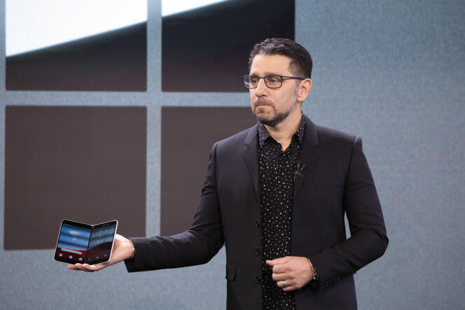 Panos Panay, le chef de la division hardware de Microsoft, présente le futur smartphone de la compagnie, le 2 octobre, à New York.