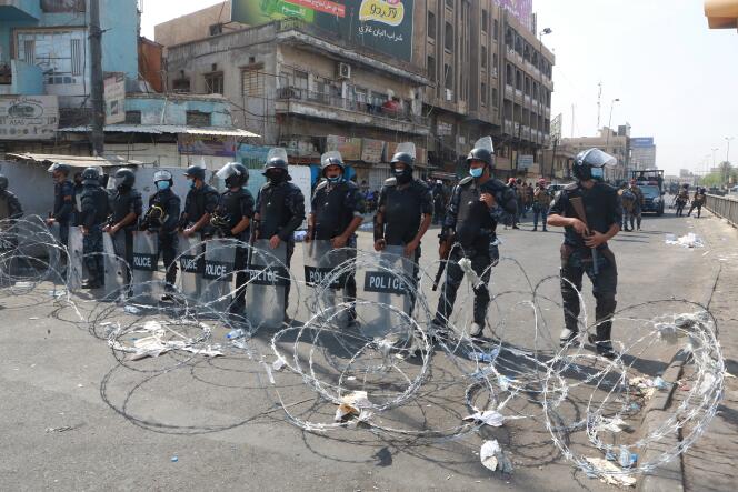 Les forces de sécurité irakiennes bloquent l’accès à la place Tahrir, au centre de Bagdad, mercredi 2 octobre.