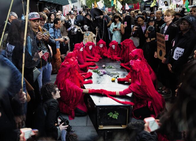 Les militant du groupe écologiste Extinction Rebellion ont lancé plusieurs actions lors de la Fashion Week de Londres.