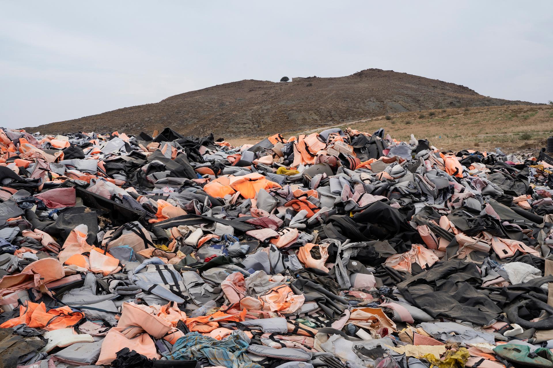 La décharge de l'île de Lesbos. Ici s'amassent des gilets de sauvetages, des bouées et des restes d'embarcations qui ont servi aux réfugiés.