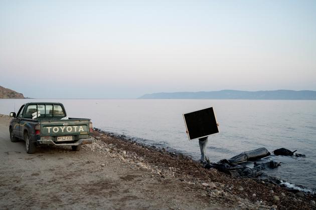 Un « ferrailleur de la mer » sur la côte entre Skala Sikamineas et Molivos, le 19 septembre. Après l'évacuation d’une embarcation de 37 réfugiés d'origine afghane, un homme vient récupérer des morceaux du bateau. A l’horizon la côte turque, toute proche.