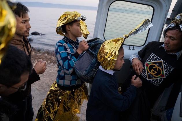 Le 19 septembre au petit matin, 37 personnes, des familles et des mineurs tous originaires d'Afghanistan viennent de débarquer entre Skala Sikamineas et Molivos, sur l'île de Lesbos. Ils sont pris en charge et dirigés vers le camp de transit Stage 2 géré par l’UNHCR et administré par les autorités grecques. À l’horizon, la côte turque.