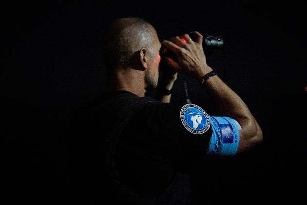 Des policiers portugais de Frontex, l’agence européenne de garde-frontières et de garde-côtes, surveillent la mer au large de la côte Nord de l’île, dans la nuit du 18 au 19 septembre.