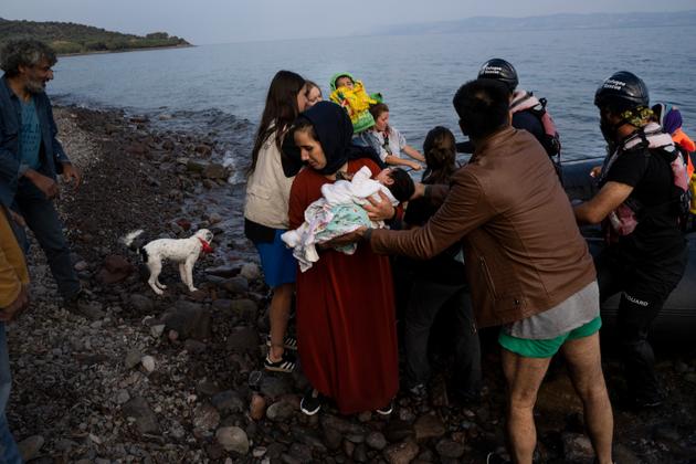 L'ONG Lighthouse Relief accueille un groupe de réfugiés qui vient d'être intercepté en mer par Frontex puis transféré à terre par l'ONG Refugee Rescue, entre Skala Sikamineas et Molivos, sur l'île de Lesbos, le 19 septembre.