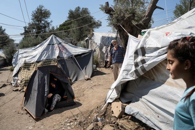 Le 19 septembre, dans la partie extérieure du camp de Moria appelée « Jungle », une famille syrienne de sept personnes, originaires de la ville de Deir Ez Zor. Ils sont arrivés à Moria il y a deux jours. La jeune femme dans la tente attend un enfant.