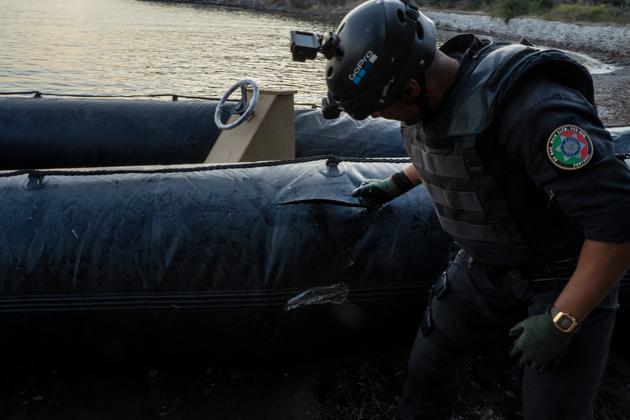A Skala Sikamineas, les équipes de Frontex procèdent à la destruction sommaire d'un bateau clandestin.