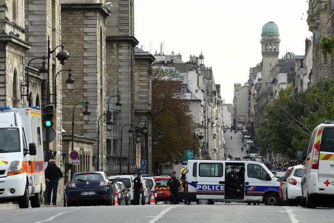 Des policiers surveillent la zone autour de la Préfecture de police de Paris, après l’attaque ayant fait 5 morts, le 3 octobre.