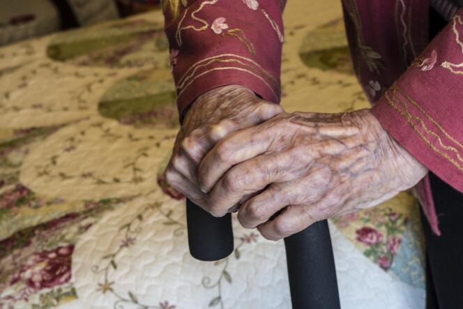 Des aides financières existent pour contribuer au maintien des personnes âgées à leur domicile.