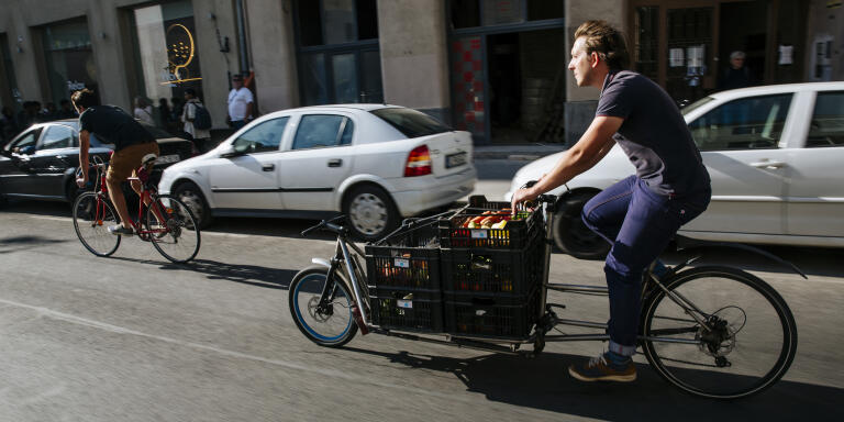 Hungary / Budapest / 09.19.2019

One day with the centraliens in Budapest. Gaillard Corentin is delivering the vegetables to the customers with a cargobike
