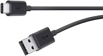 Un long câble de chargement en USB-A Câble de charge Belkin USB-C vers USB-A