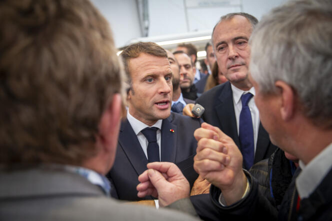 Emmanuel Macron et Didier Guillaume, ministre de l'agriculture, lors de leur visite au sommet de l'élevage de Cournon-d'Auvergne, le 4 octobre.