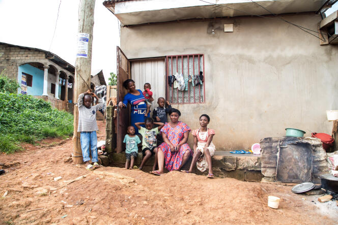 Une famille de déplacés de Batibo, dans la province anglophone du Nord-Ouest, à Yaoundé, le 1er octobre 2019.