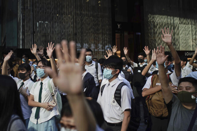 Manifestations à Hongkong, le 4 octobre. Les participants lèvent leurs mains pour symboliser leurs cinq demandes au gouvernement.