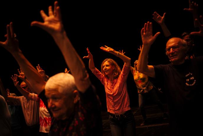 Les chorégraphes Chantal Loïal et José Montalvo font danser l’auditoire de l’Opéra Bastille, pendant Le Monde Festival à Paris, le 5 octobre.