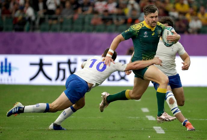 Rugby L’Australien Adam Ashley-Cooper tente d’échapper à un plaquage de l’Urugayen Felipe Berchesi lors de la rencontre du 5 octobre, remportée par les Wallabies (45-10).