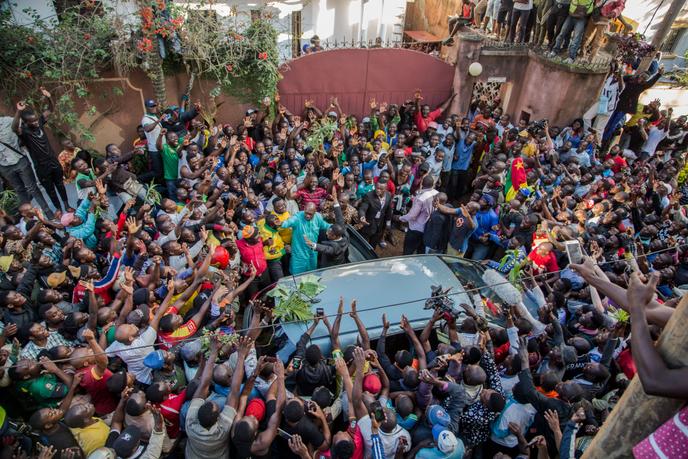 Le 5 octobre 2019, à Yaoundé, le chef de l’opposition camerounaise, Maurice Kamto, a été salué par des centaines de sympathisants après sa libération de prison. Le principal dirigeant de l’opposition camerounaise, Maurice Kamto, a recouvré la liberté ce 5 octobre 2019, après qu’un tribunal militaire eut ordonné sa libération, à la demande du président Paul Biya.(Photo by STRINGER / AFP)