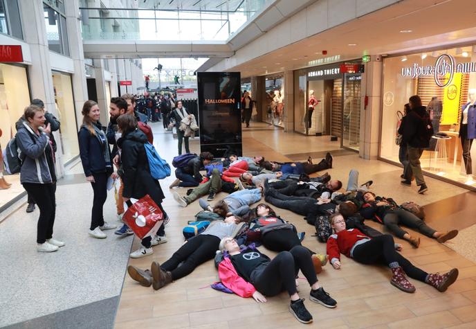 Climat 17 Heures D Occupation A Paris En Coup D Envoi Des Actions D Extinction Rebellion