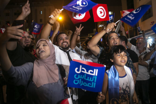 Des Tunisiens manifestent leur joie, à Tunis, après l’annonce des premiers résultats des législatives donnant le parti islamo-conservateur Ennahda en tête, dimanche 6 octobre.