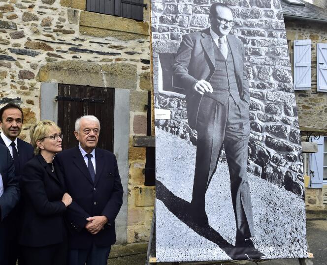 Claude Chirac et son mari Frédéric Salat-Baroux, lors d’un hommage à Jacques Chirac à Sainte-Féréole en Corrèze, le 5 octobre.