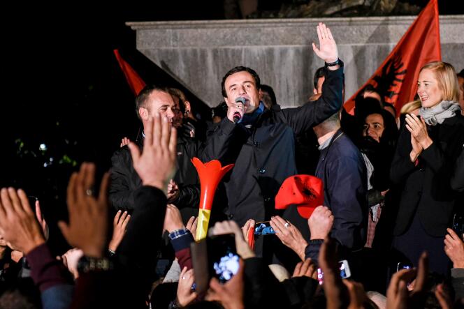Le parti d’Albin Kurti (Vetevendosje) arrive en tête des législatives. Le leader a célébré ces résultats avec ses partisans à Pristina, le 6 octobre.