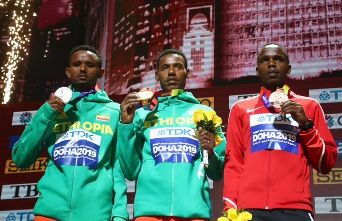 Le 6 octobre 2019, aux Championnats du monde d’athlétisme de Doha, au Qatar, l’Afrique de l’Est a dominé le marathon : médaille d’or à l’Ethiopien Lelisa Desisa, médaille d’argent à son compatriote Mosinet Geremew, médaille de bronze au Kényan Amos Kipruto.