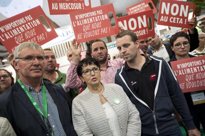Au centre, Christiane Lambert, présidente de la FNSEA, à Bruz (Ille-et-Vilaine), lors d’une manifestation contre le CETA, le 10 septembre.